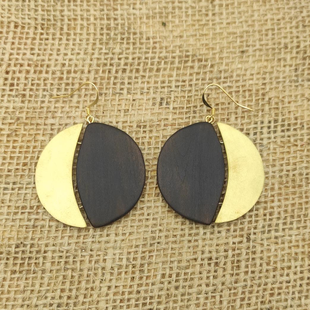 Boucles d'oreilles bois de tilleul et laiton - luna – Image 2