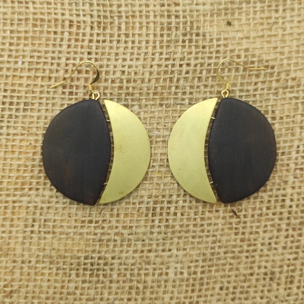 Boucle d'oreilles quart de lune en bois de tilleul brulé et laiton