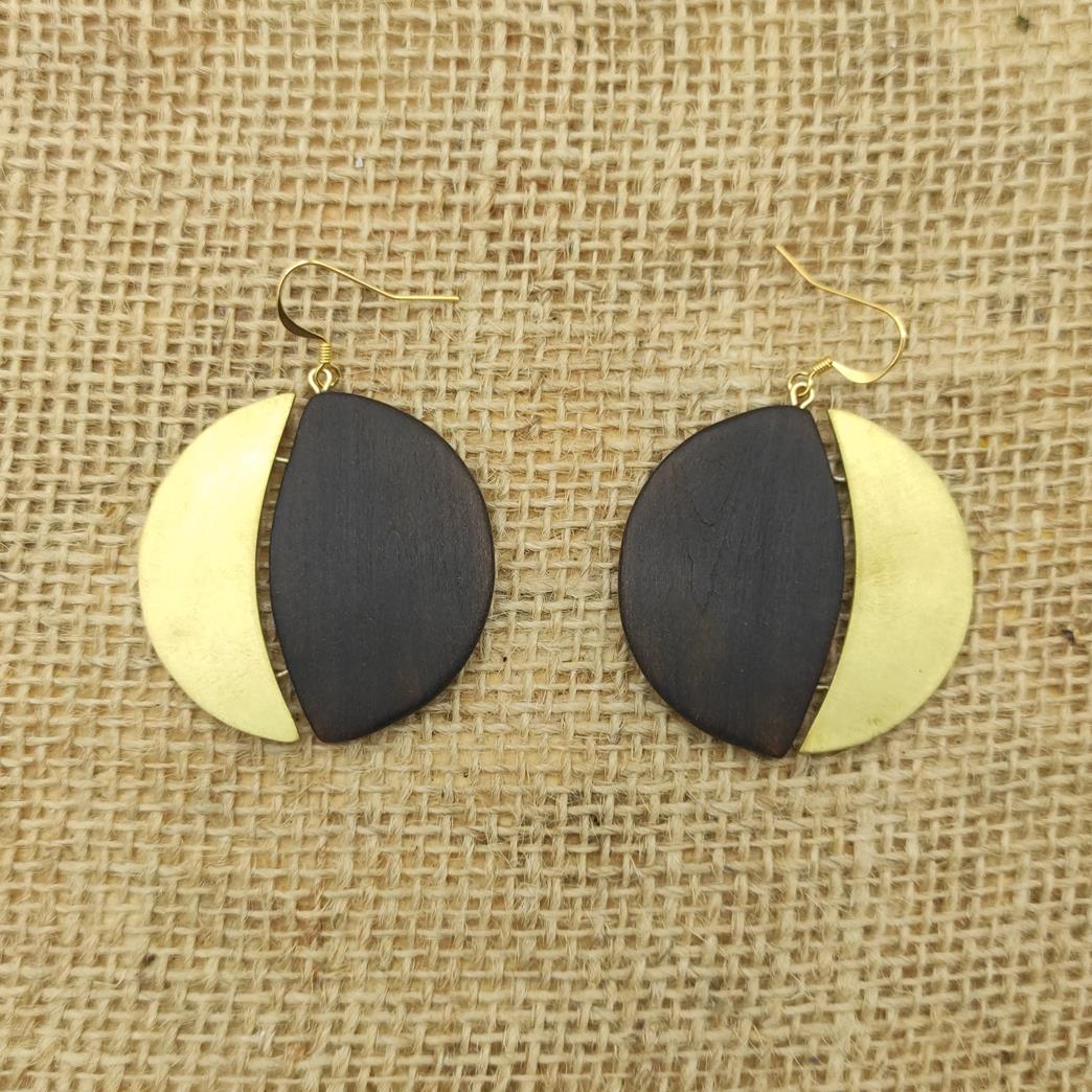 Boucles d'oreilles bois de tilleul et laiton - luna – Image 4
