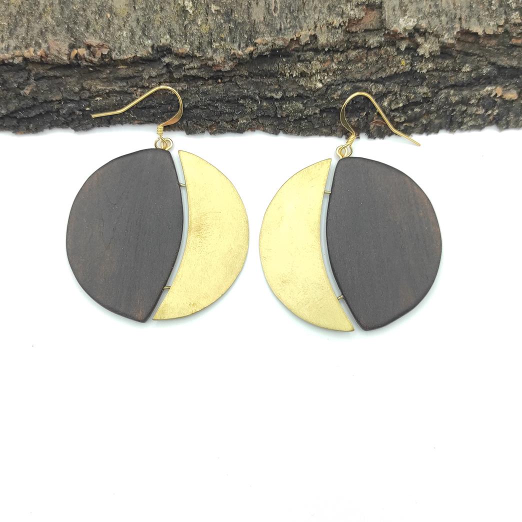 Boucle d'oreilles quart de lune en bois de tilleul brulé et laiton