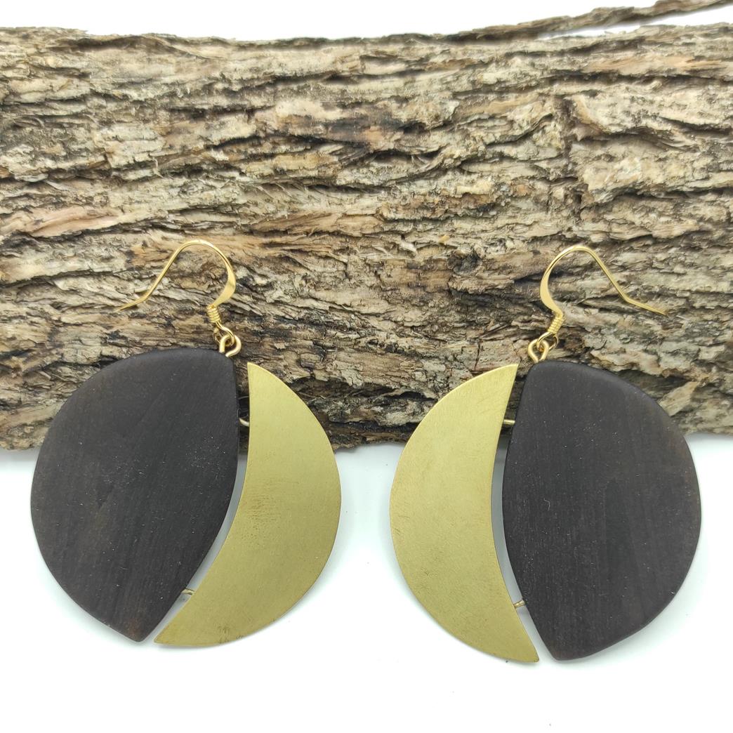 Boucle d'oreilles quart de lune en bois de tilleul brulé et laiton